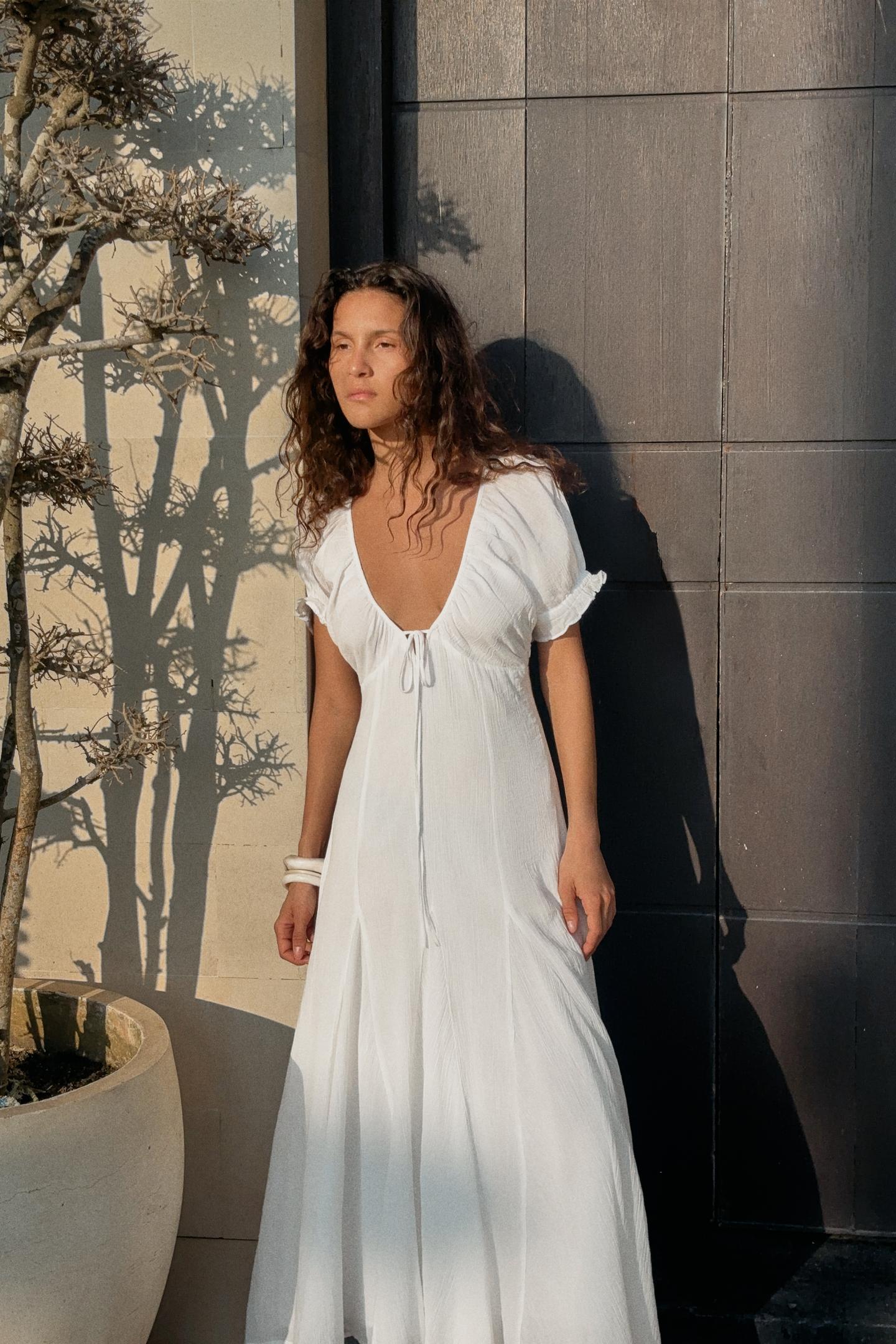 Robe mi-longue en gaze avec godets blanc
