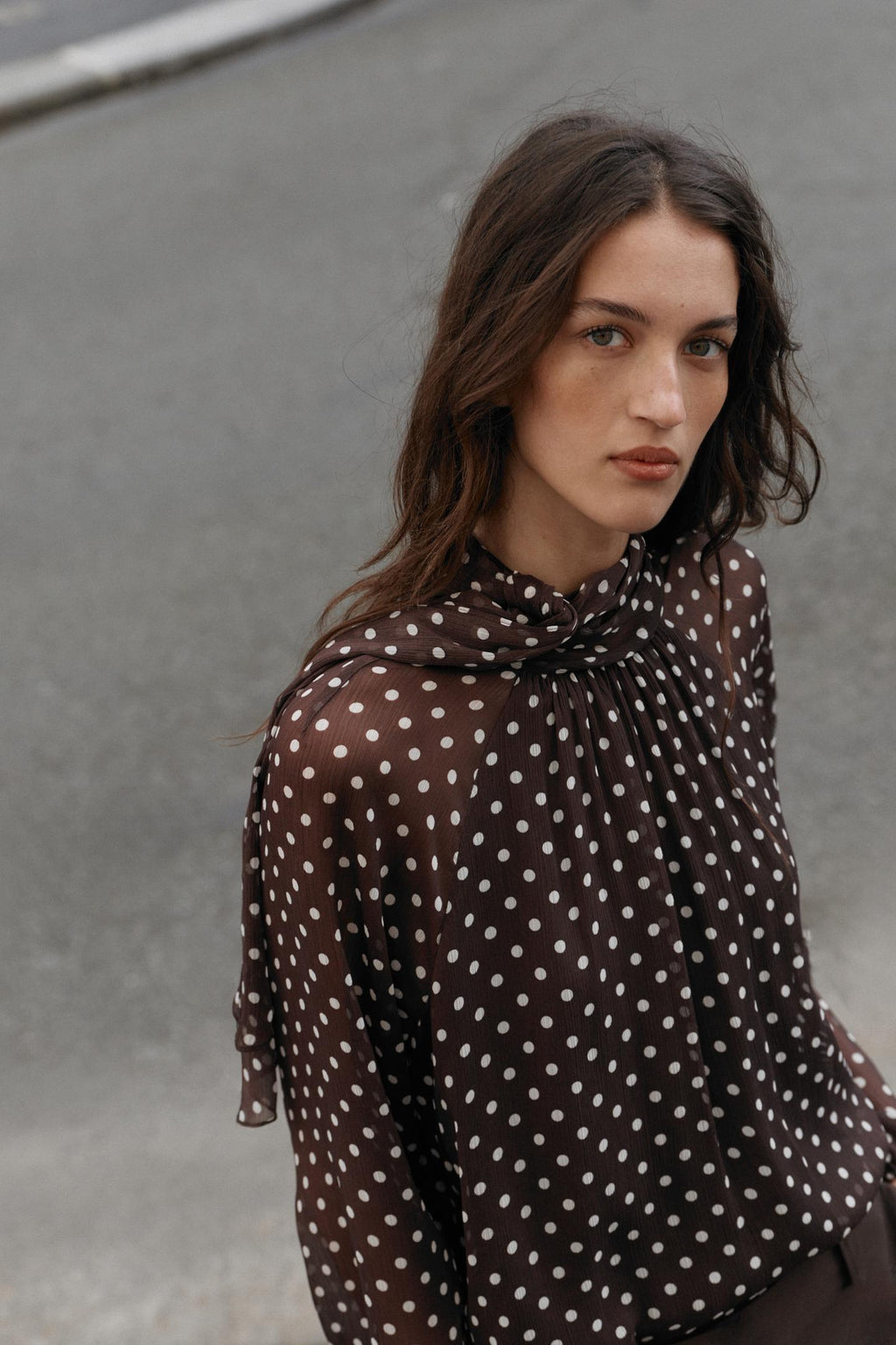 BLOUSE À POIS AVEC NŒUD