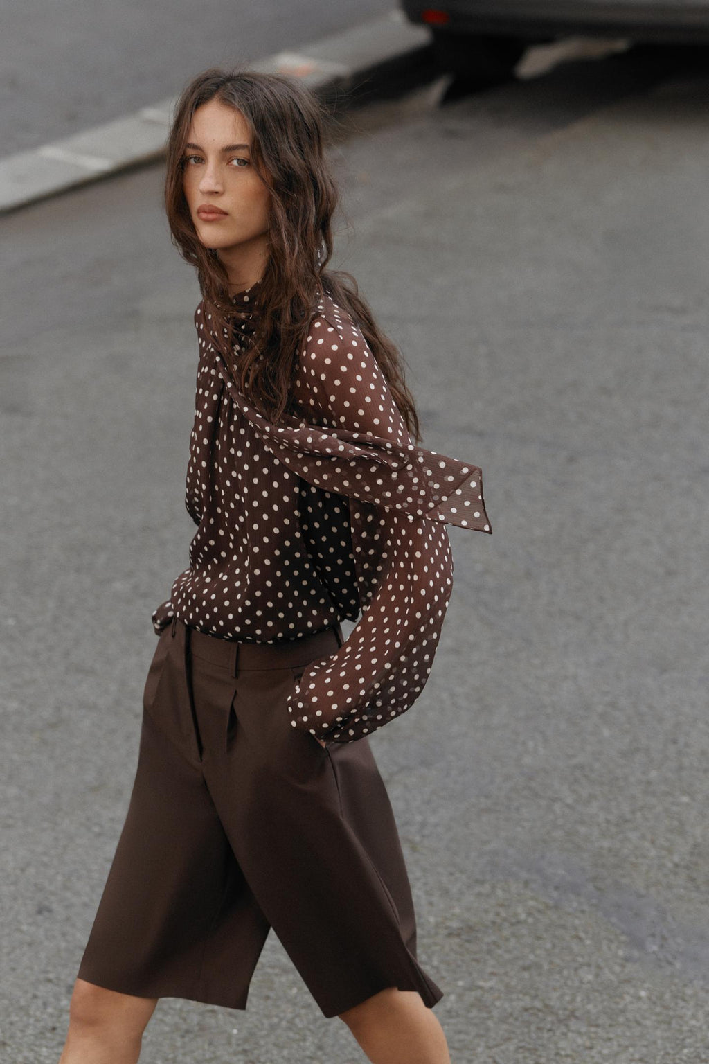 BLOUSE À POIS AVEC NŒUD