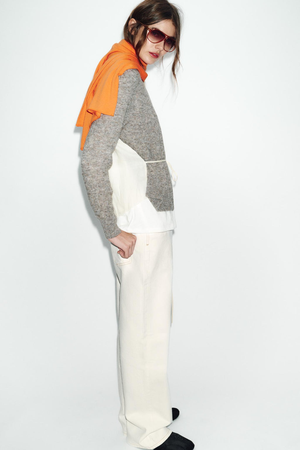 GILET EN MAILLE BIMATIÈRE AVEC CEINTURE