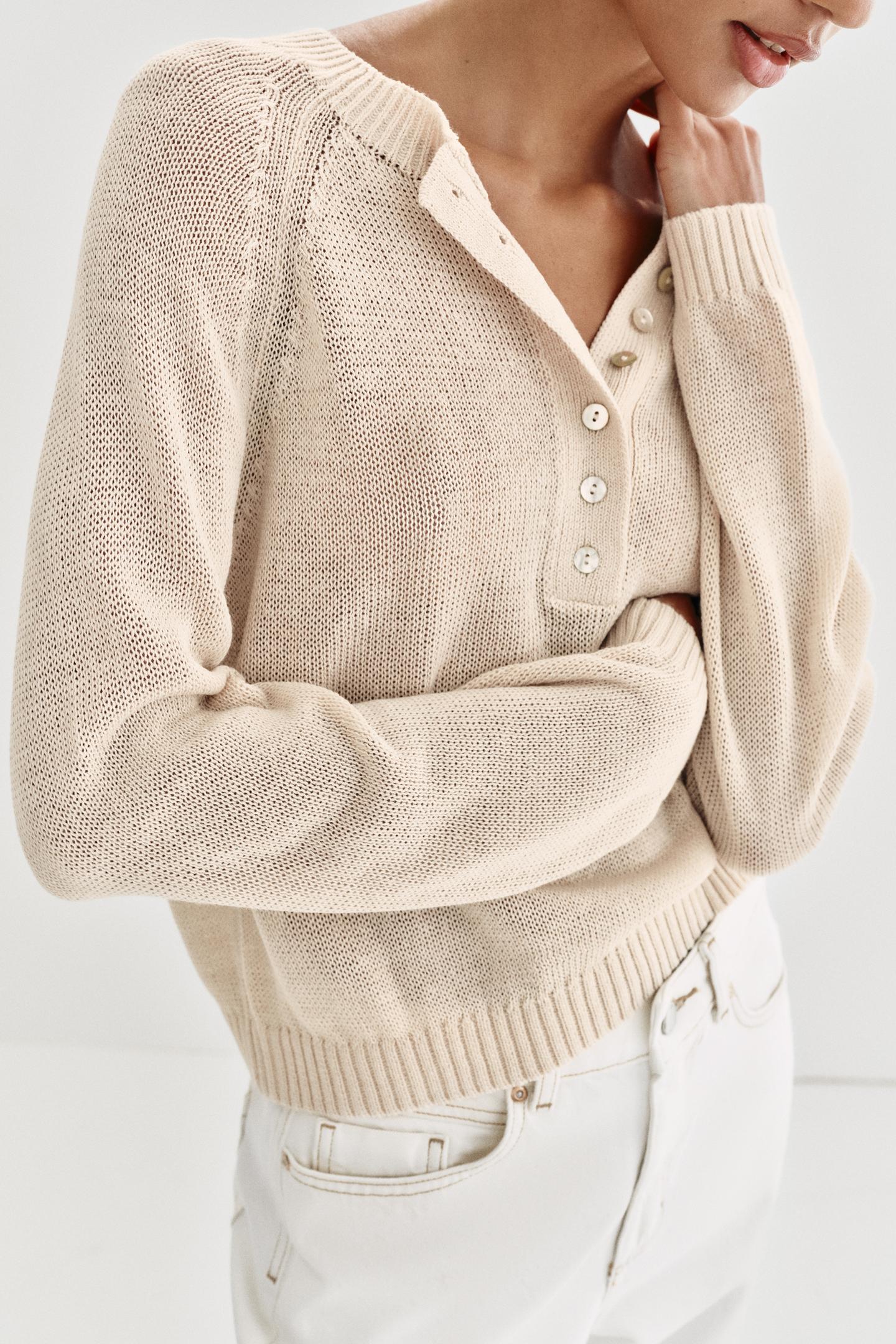 PULL EN MAILLE À BOUTONS