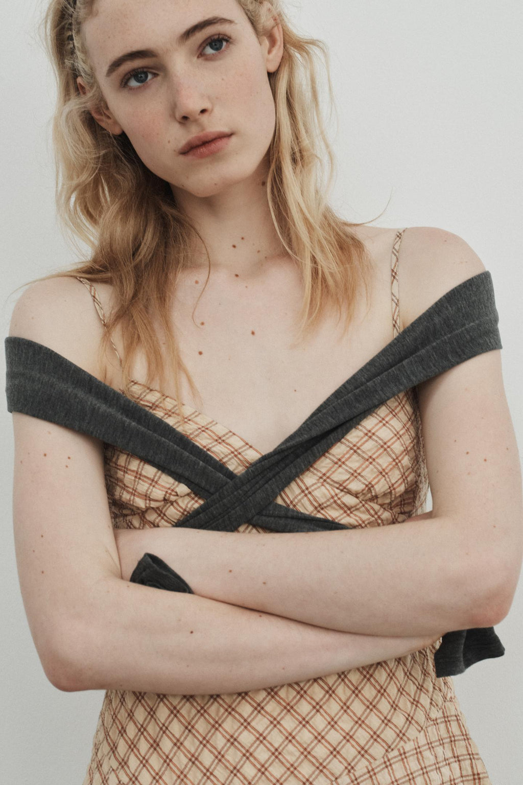 ROBE COURTE À CARREAUX ET DENTELLE