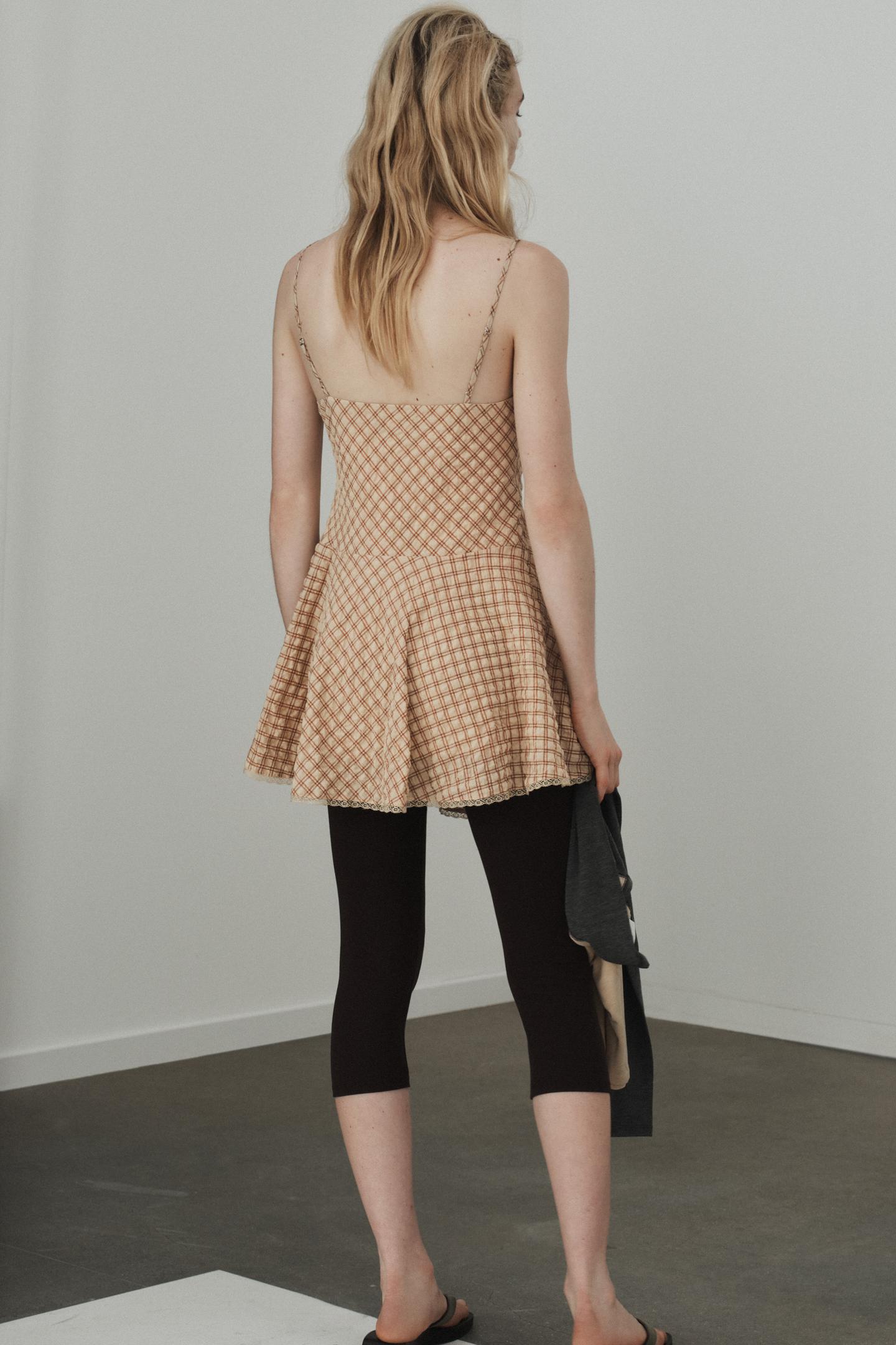 ROBE COURTE À CARREAUX ET DENTELLE