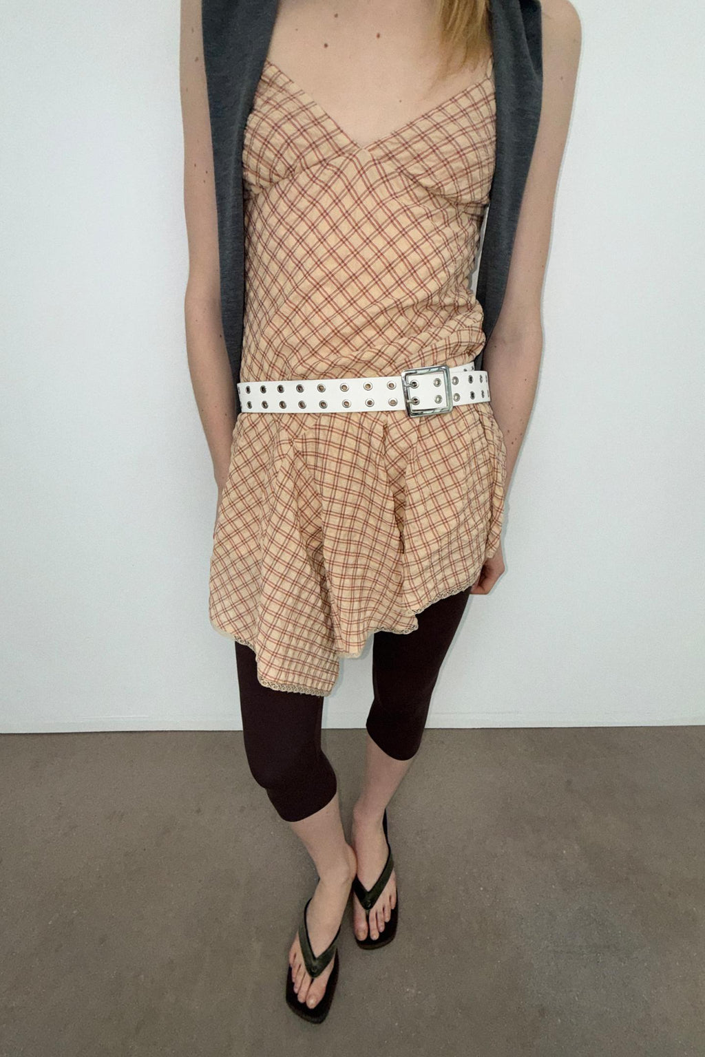 ROBE COURTE À CARREAUX ET DENTELLE