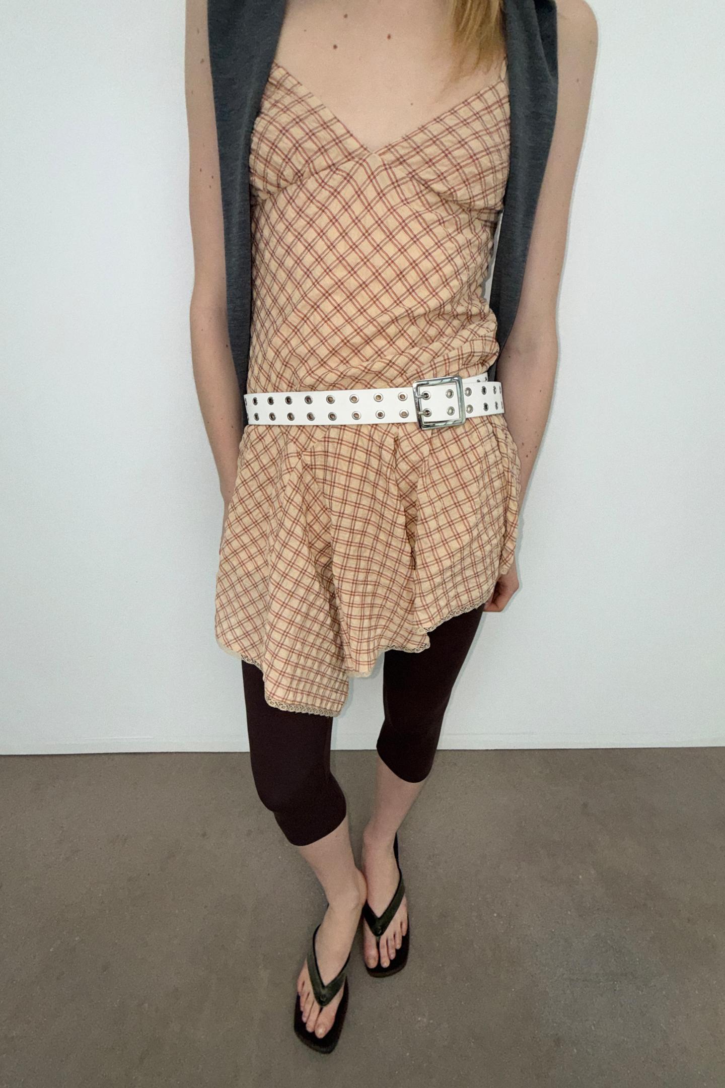 ROBE COURTE À CARREAUX ET DENTELLE