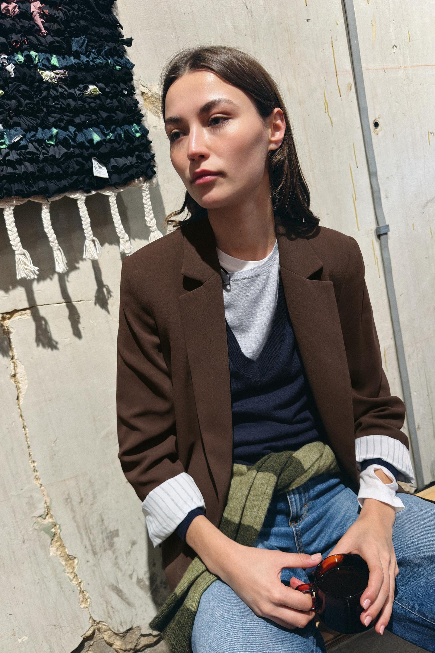 VESTE À MANCHES RETROUSSÉES ET POIGNETS IMPRIMÉS