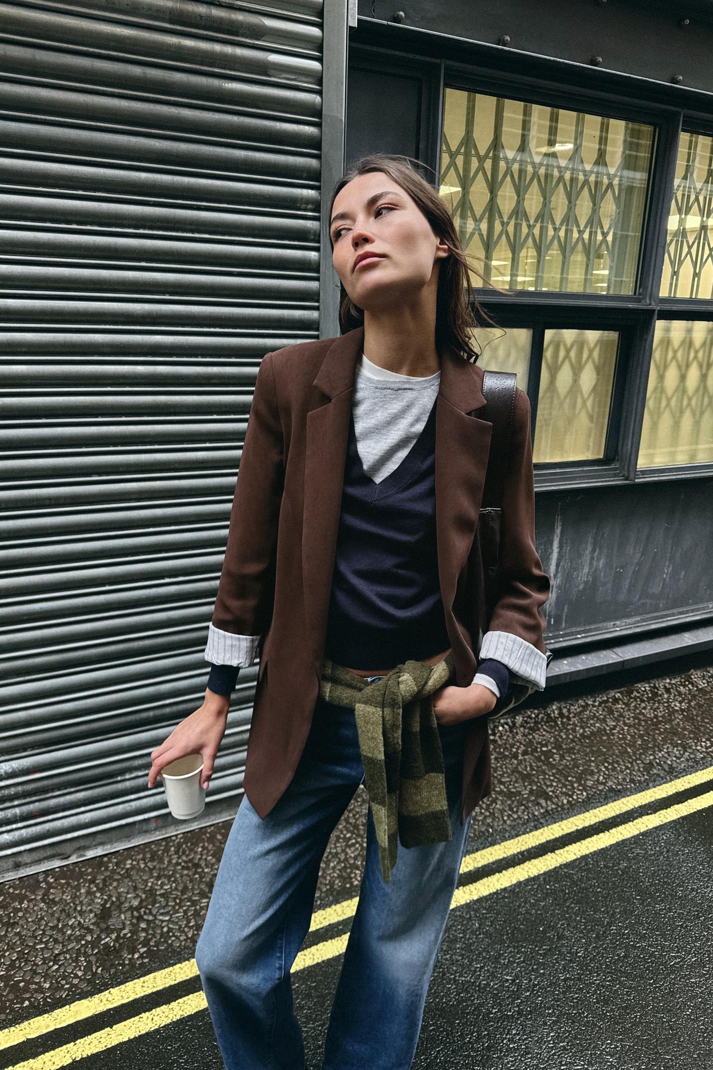 VESTE À MANCHES RETROUSSÉES ET POIGNETS IMPRIMÉS