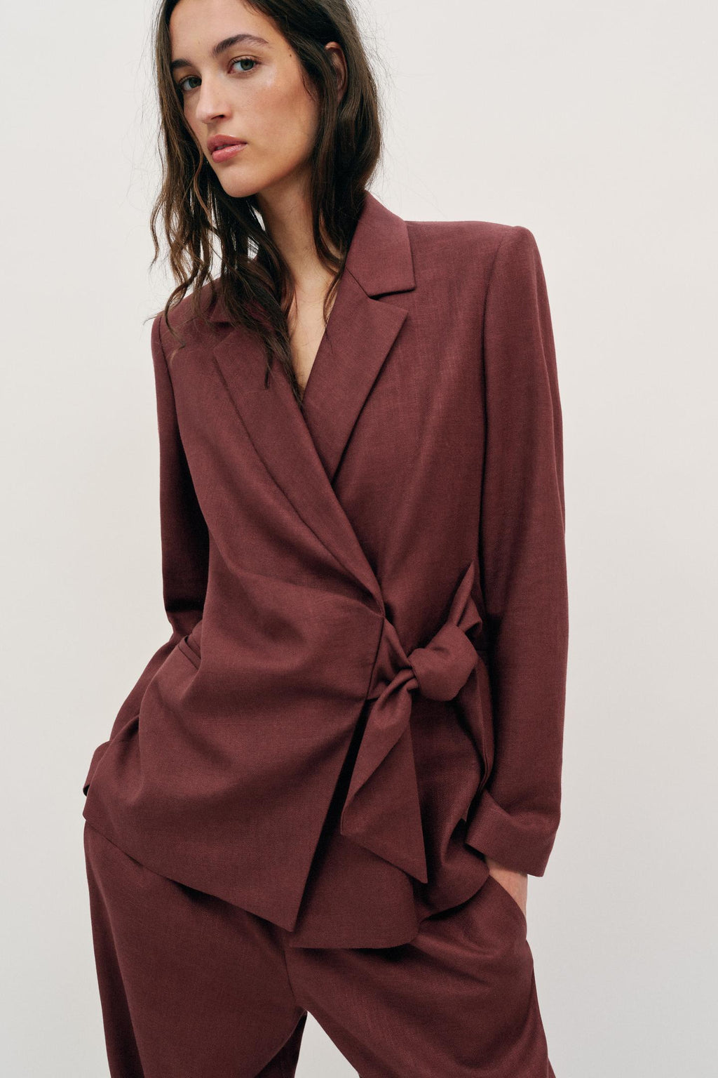 VESTE À BOUTONNAGE CROISÉ AVEC NŒUD ET LIN