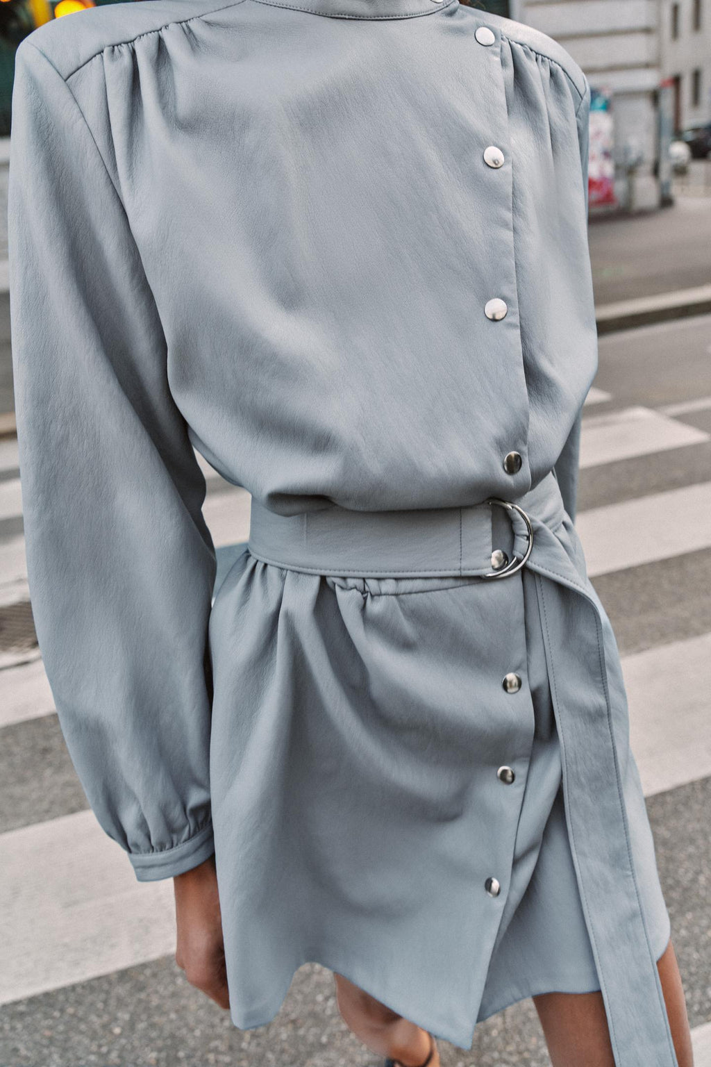 ROBE COURTE MATIÈRE SYNTHÉTIQUE AVEC CEINTURE