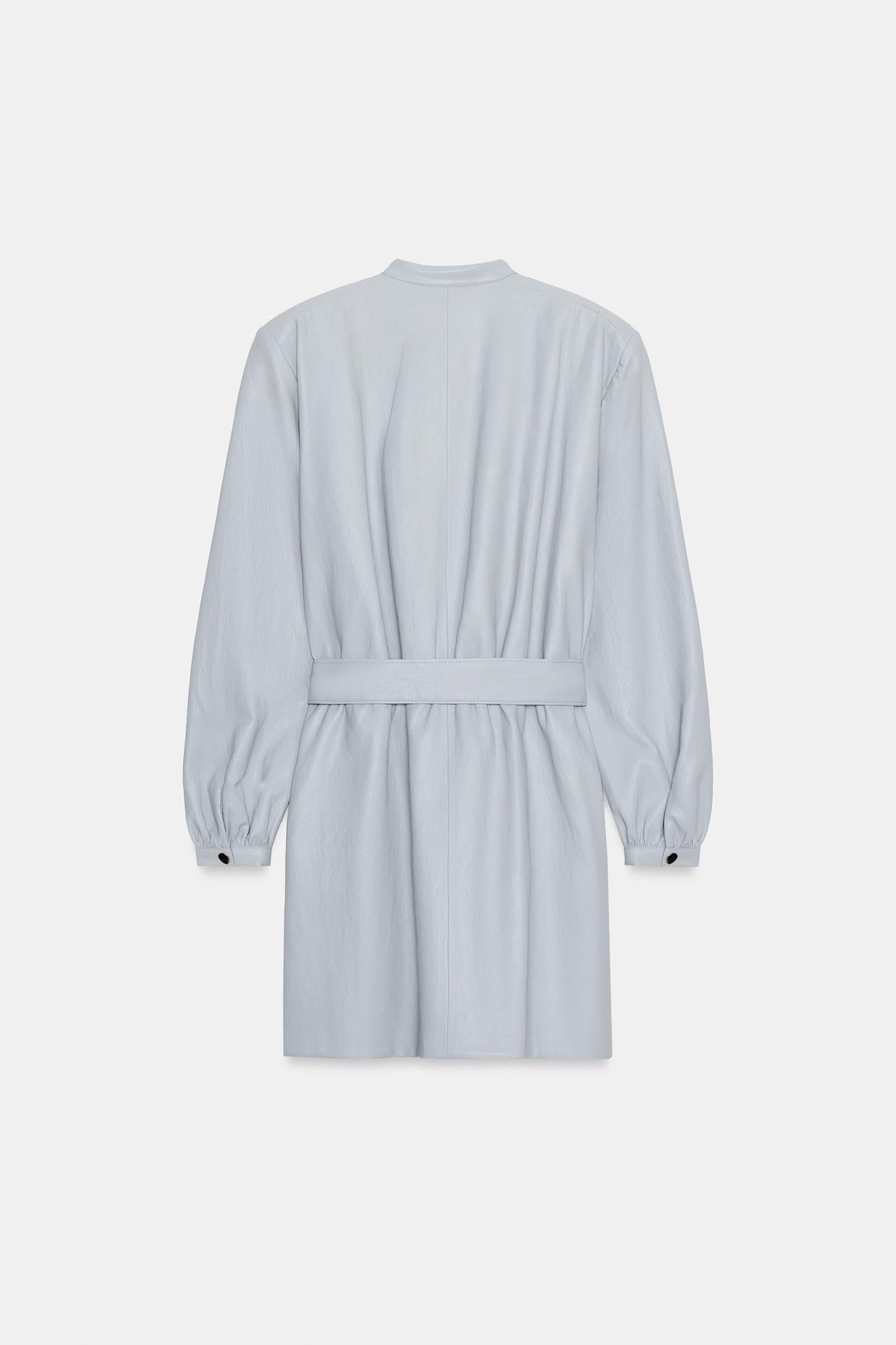 ROBE COURTE MATIÈRE SYNTHÉTIQUE AVEC CEINTURE
