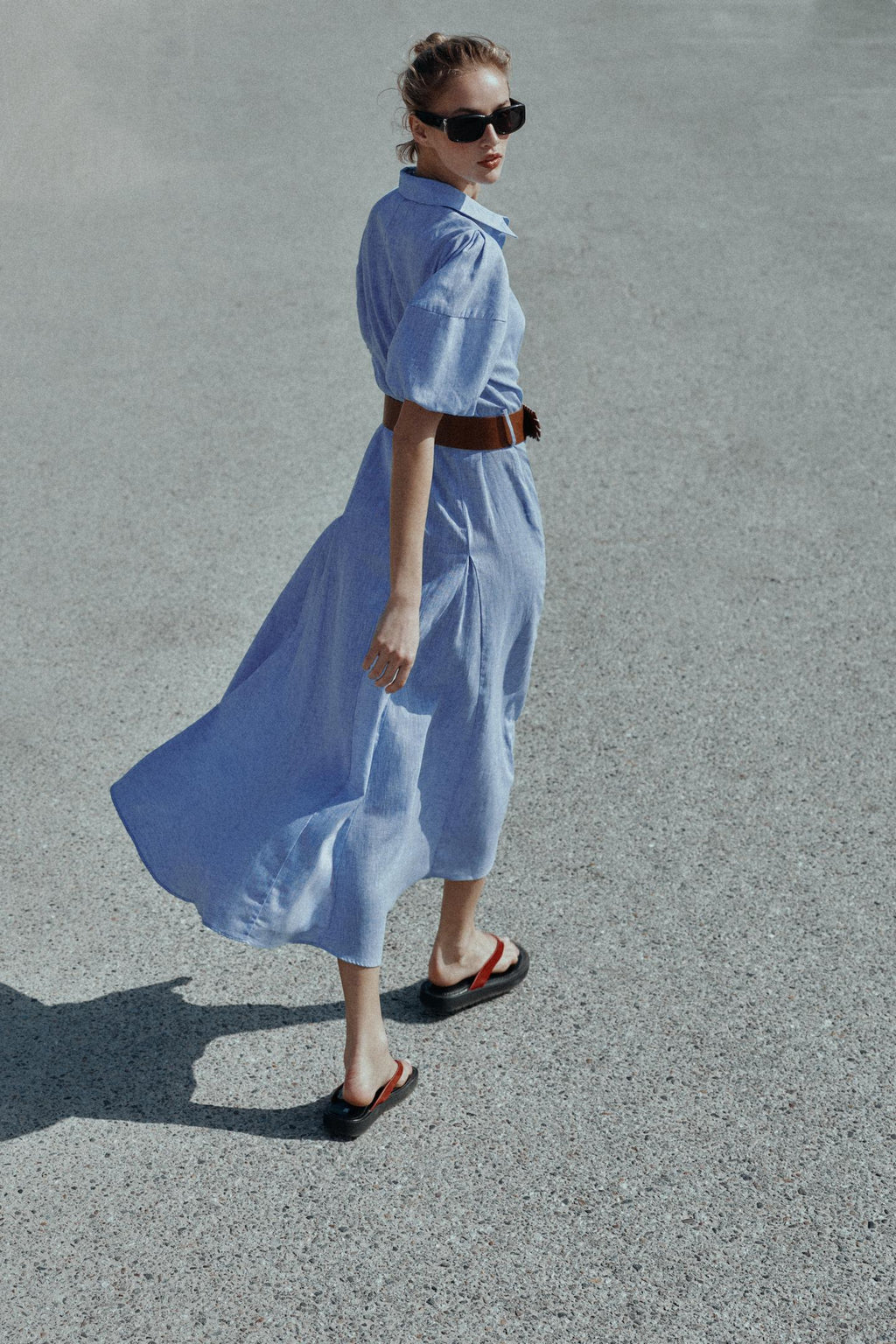 Robe mi-longue avec ceinture en lin