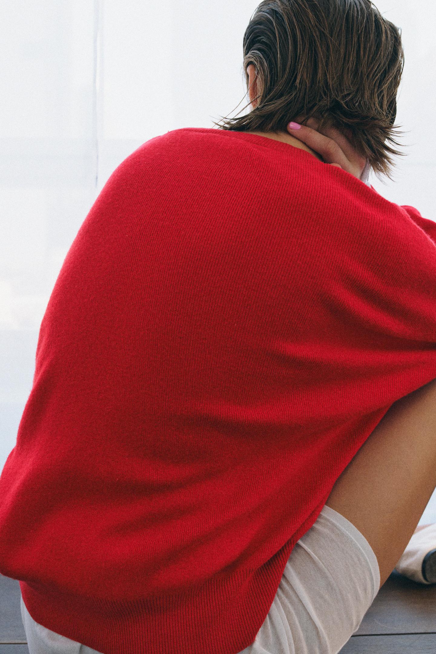 PULL EN MAILLE AVEC DÉCOLLETÉ PRONONCÉ