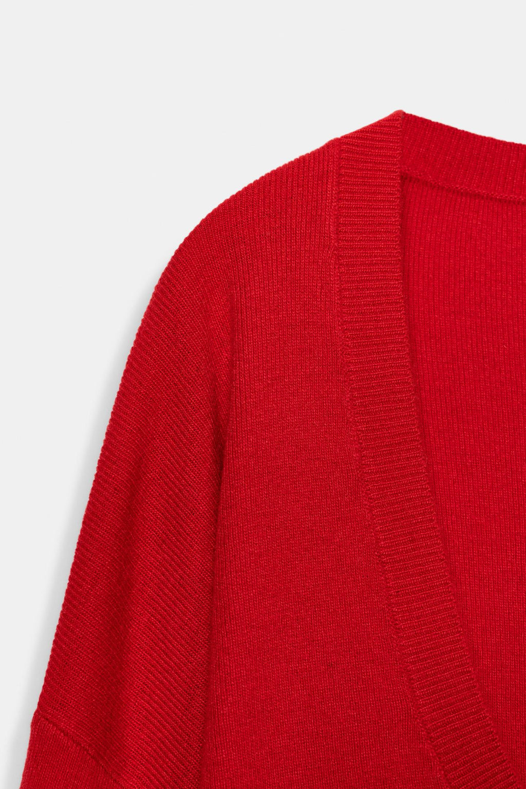 PULL EN MAILLE AVEC DÉCOLLETÉ PRONONCÉ