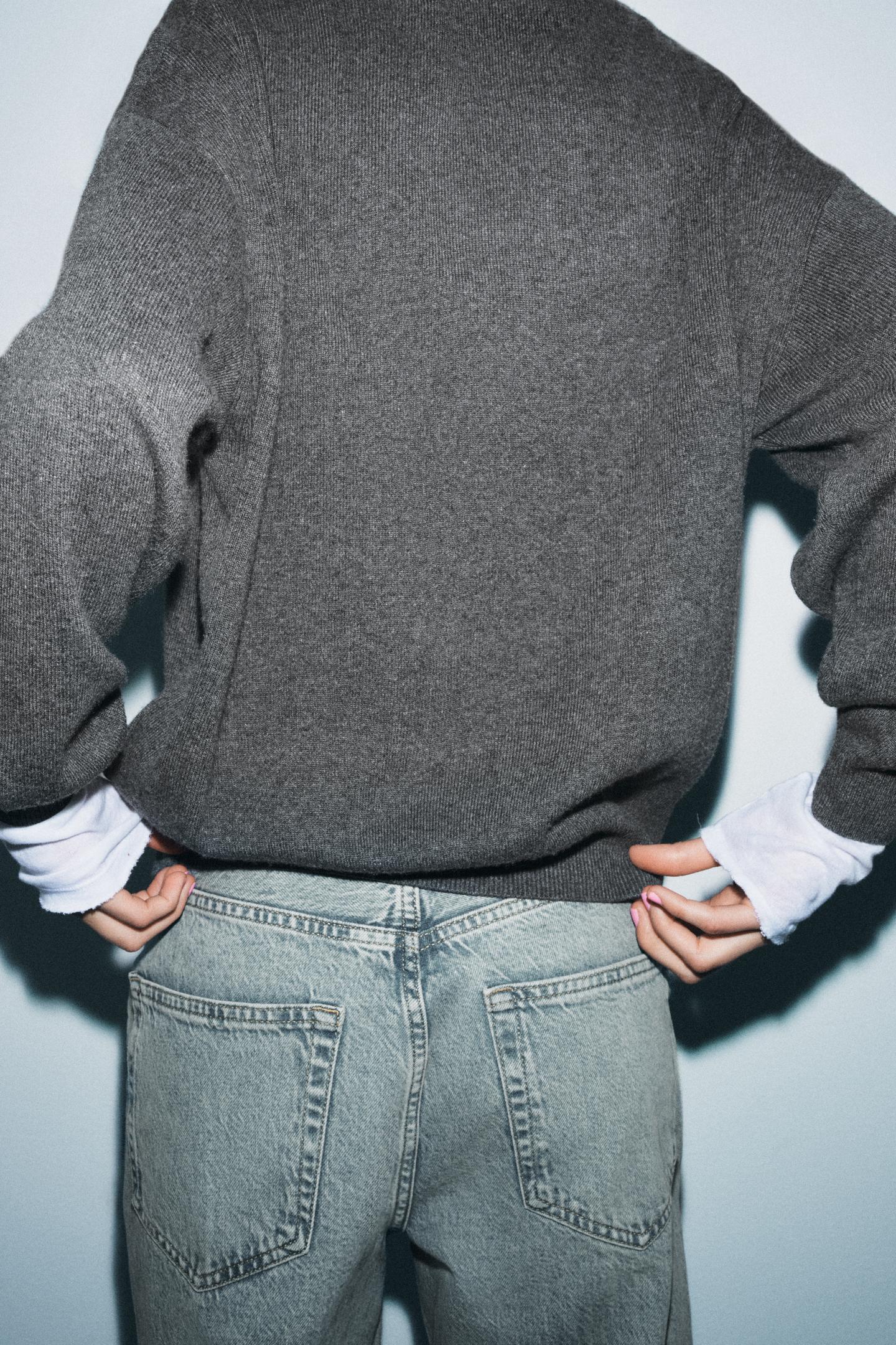 PULL EN MAILLE AVEC DÉCOLLETÉ PRONONCÉ