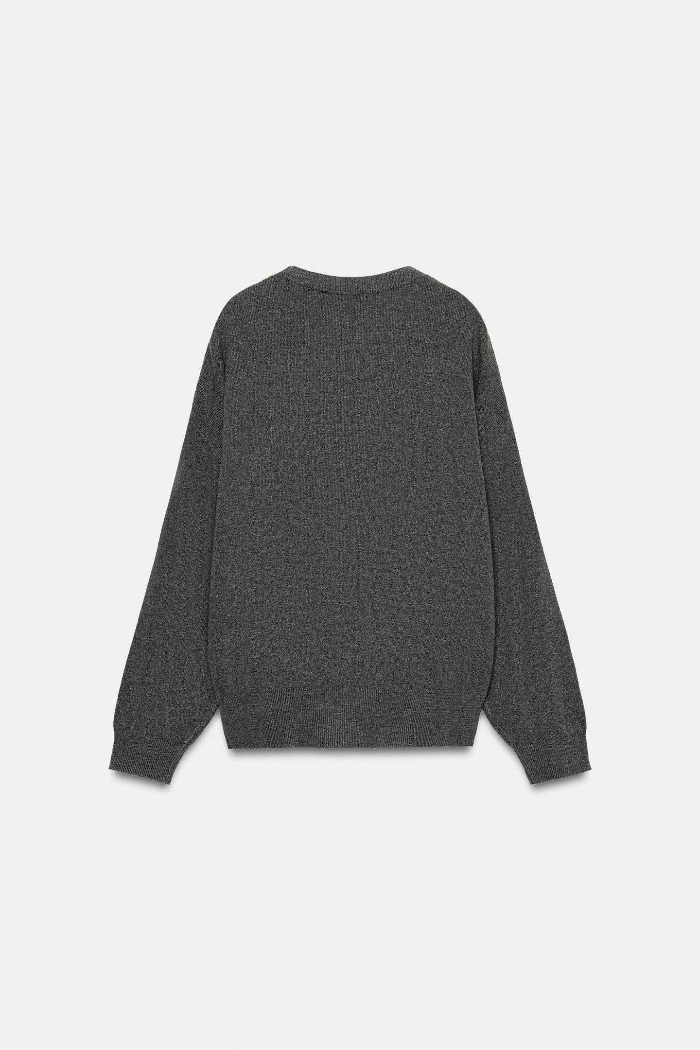 PULL EN MAILLE AVEC DÉCOLLETÉ PRONONCÉ