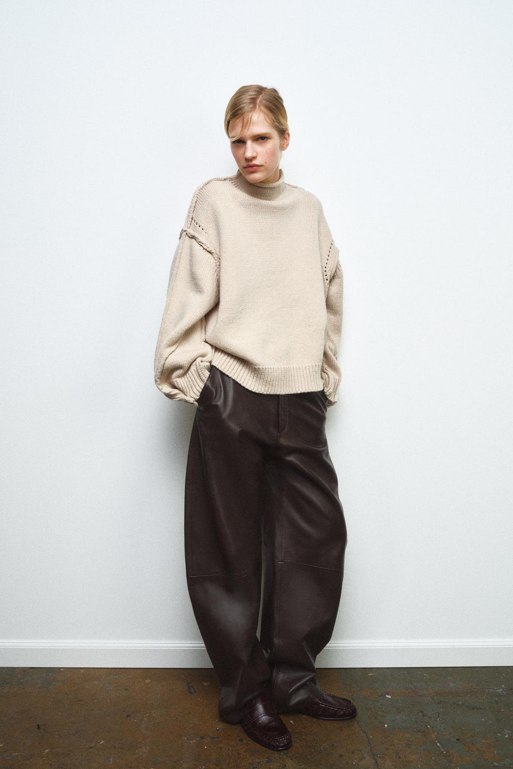 PULL EN MAILLE AVEC COUTURES