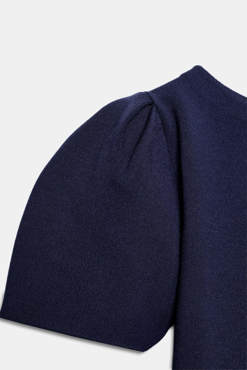 ROBE COURTE EN MAILLE À MANCHES BOUFFANTES
