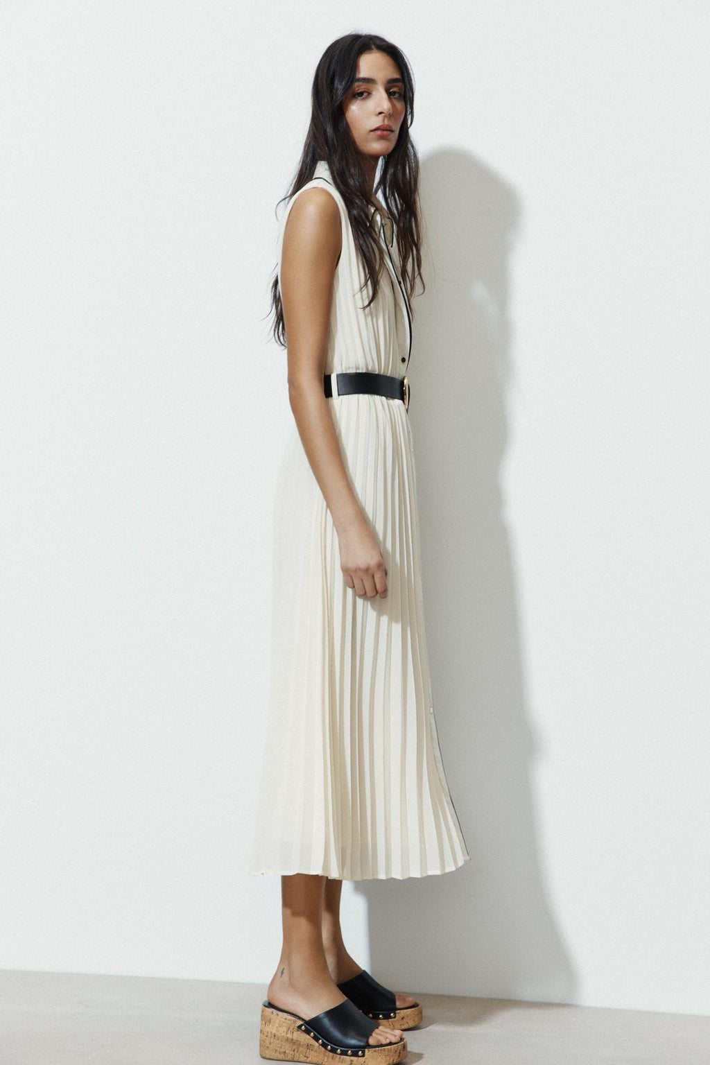 Robe midi plissée avec ceinture