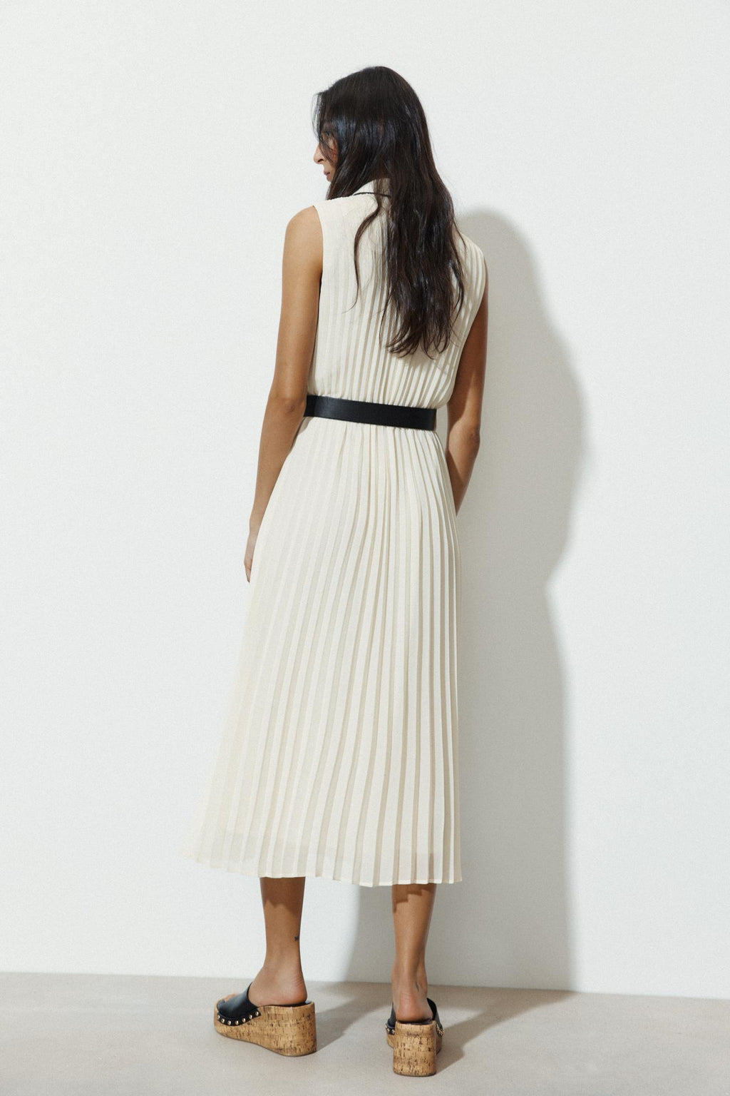 Robe midi plissée avec ceinture