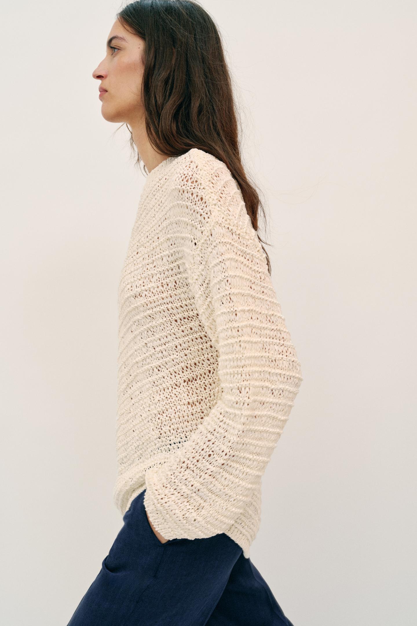 PULL OVERSIZE EN MAILLE ASYMÉTRIQUE
