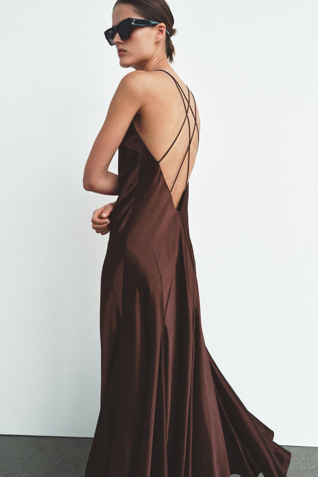ROBE LONGUE SATINÉE AVEC VOLUME
