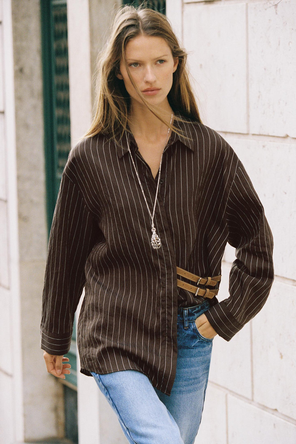 CHEMISE À RAYURES ET BOUCLES