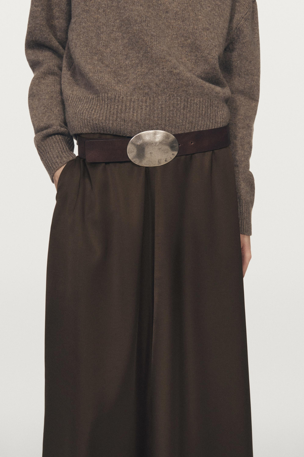 JUPE MIDI SATINÉE AVEC POCHES