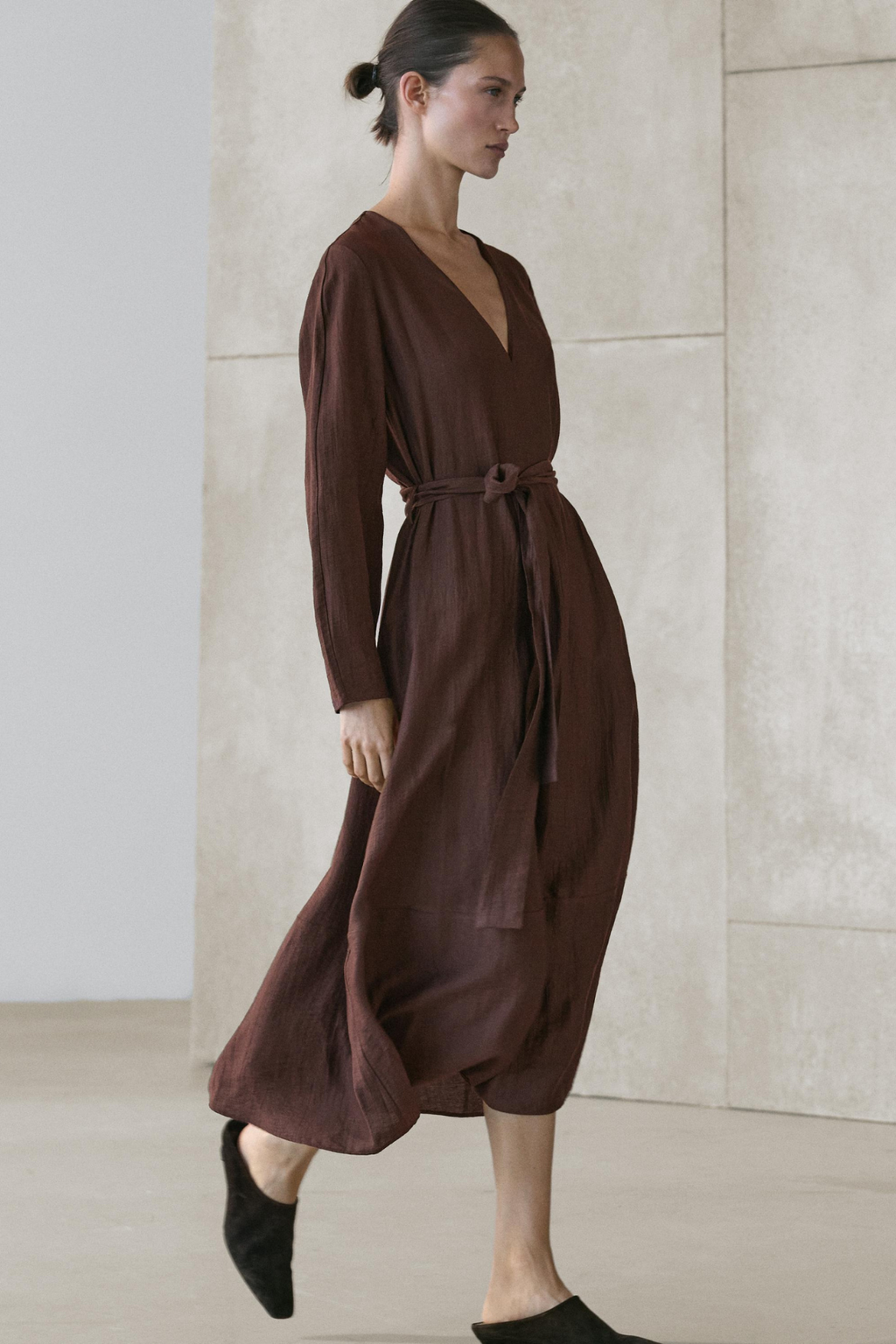 ROBE MIDI FLUIDE AVEC CEINTURE EN LIN
