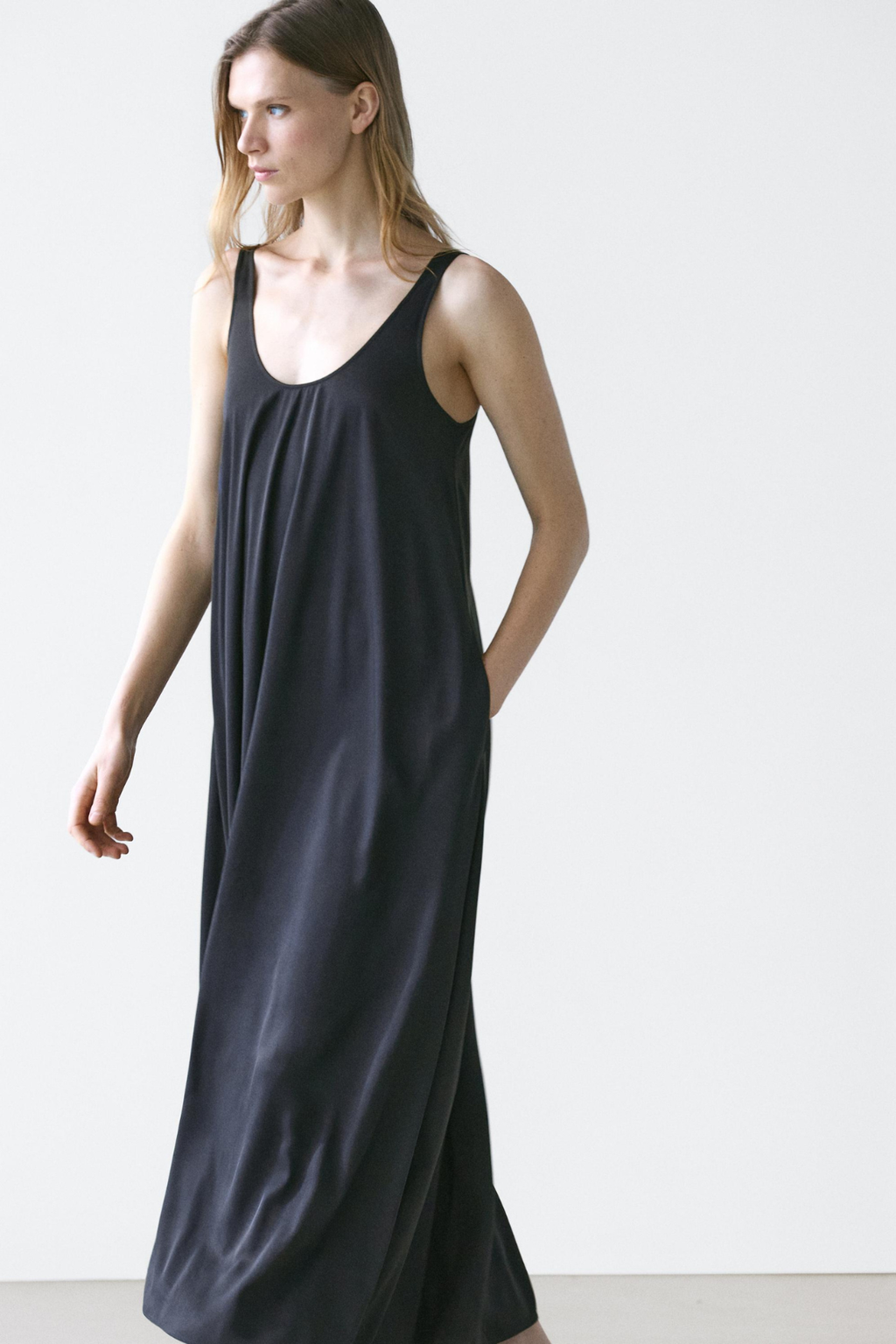 ROBE FLUIDE ÉVASÉE À BRETELLES