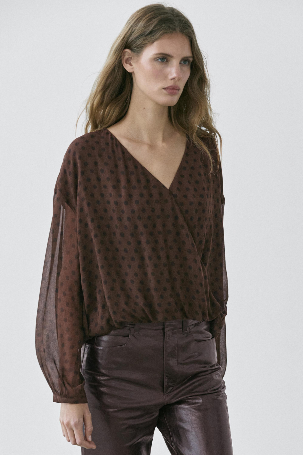 BLOUSE FLUIDE CACHE-CŒUR À POIS