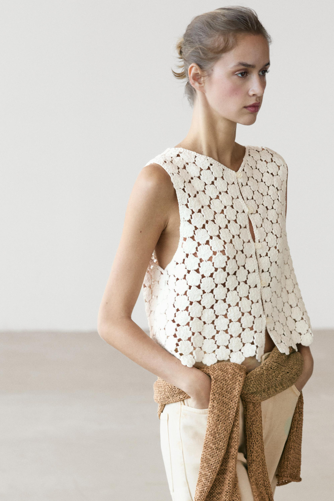 VESTE SANS MANCHES EN CROCHET À FLEURS EN COTON