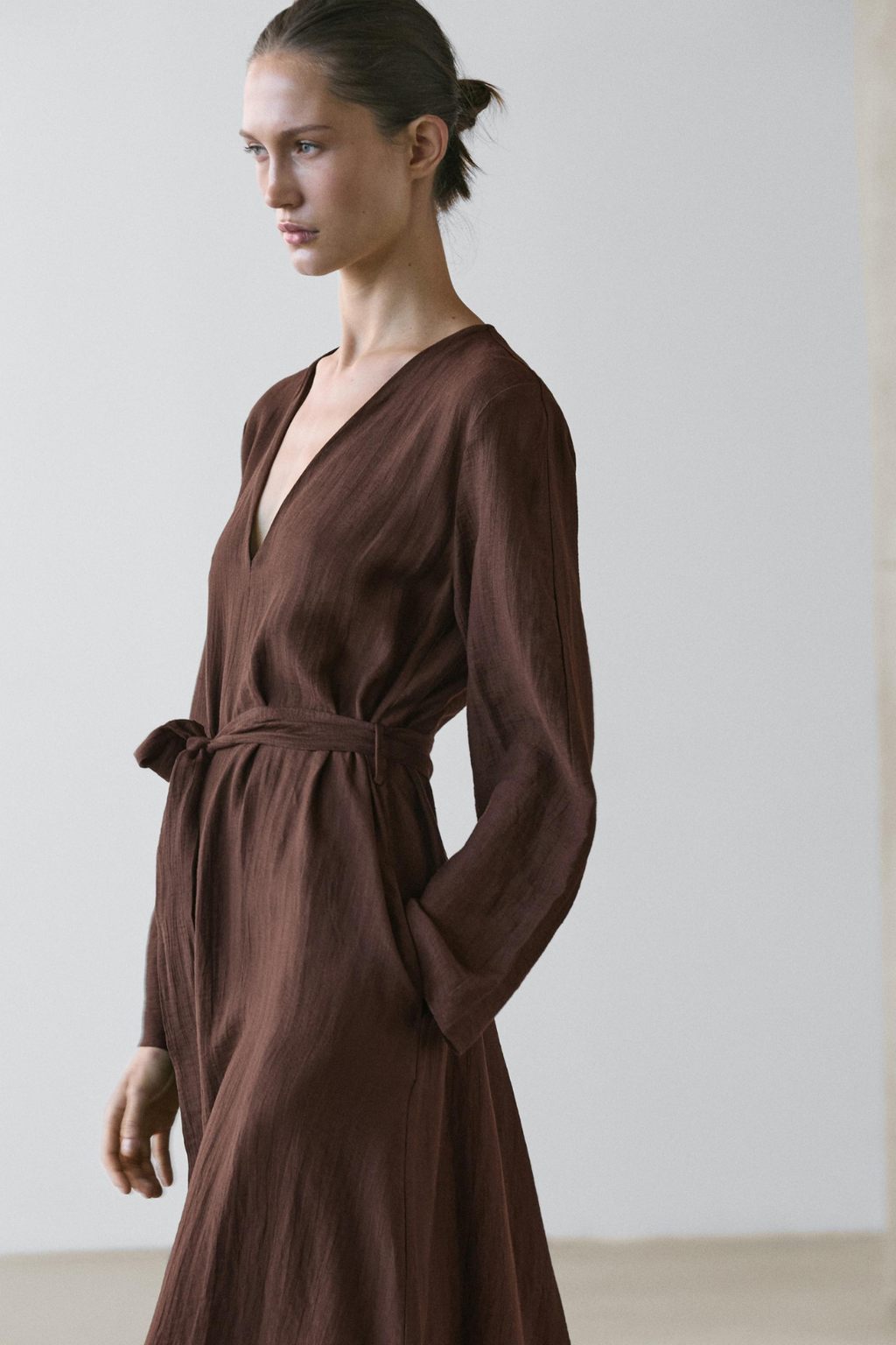 ROBE MIDI FLUIDE AVEC CEINTURE EN LIN