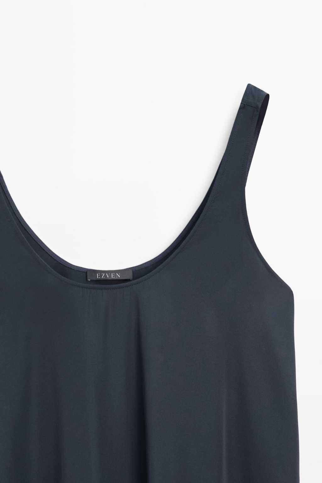 ROBE FLUIDE ÉVASÉE À BRETELLES