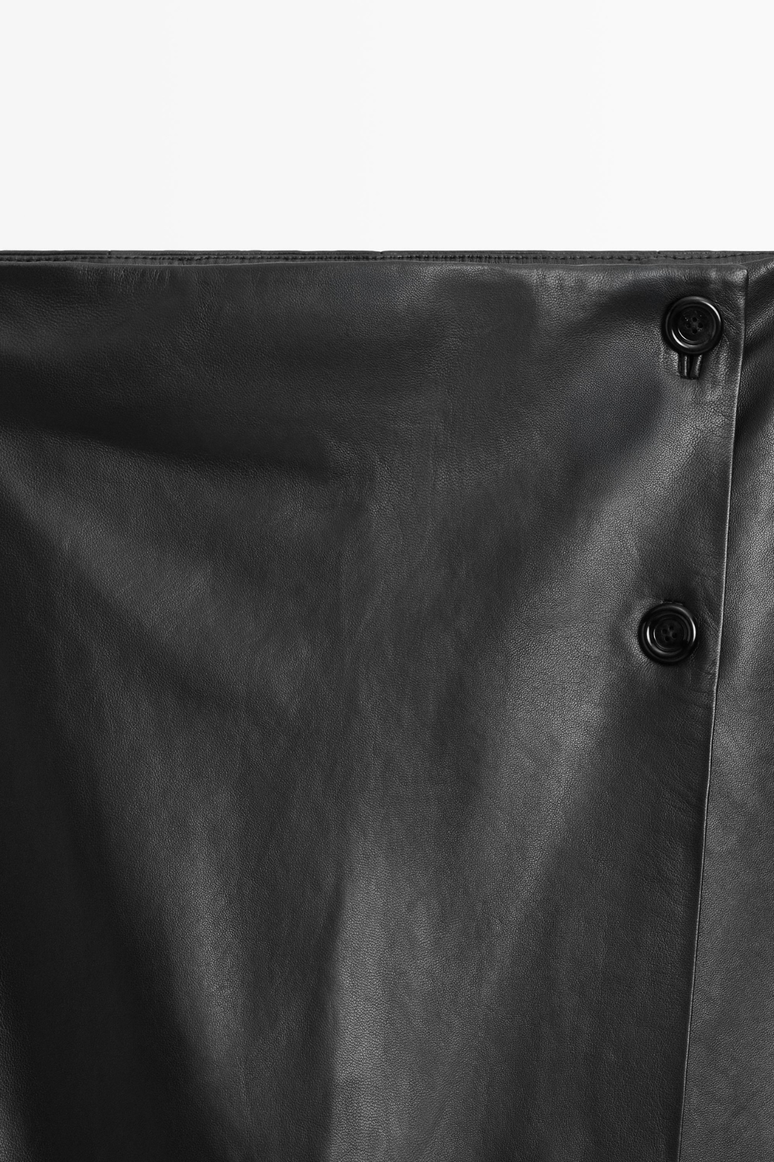JUPE MIDI EN CUIR NAPPA AVEC COUTURES
