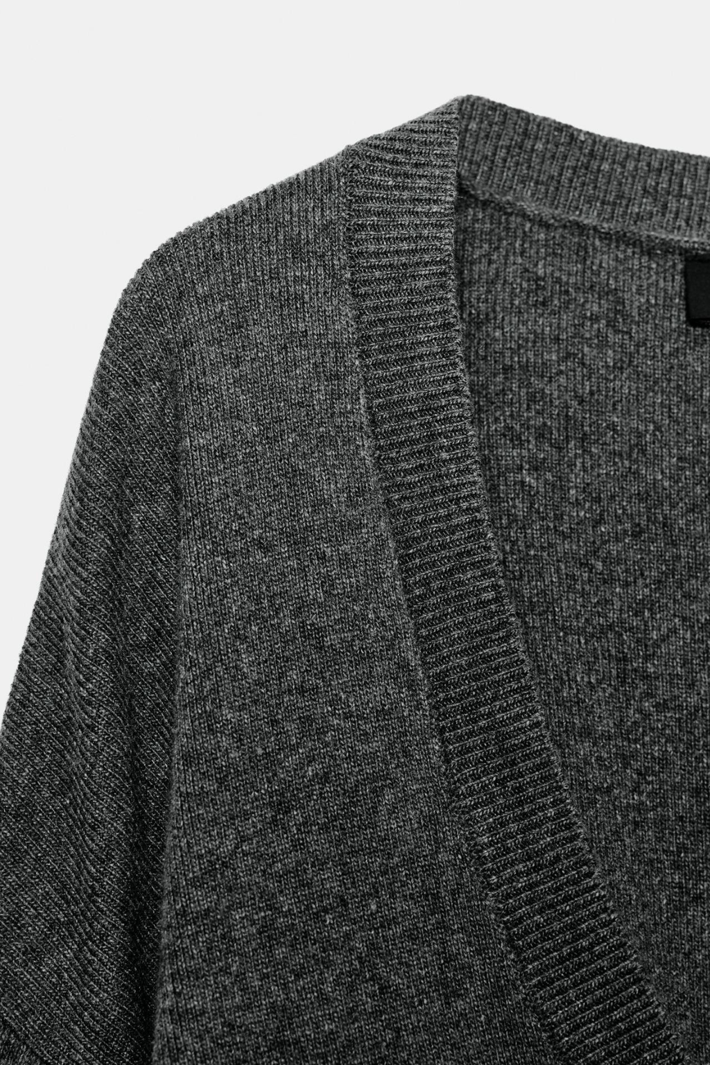 PULL EN MAILLE AVEC DÉCOLLETÉ PRONONCÉ